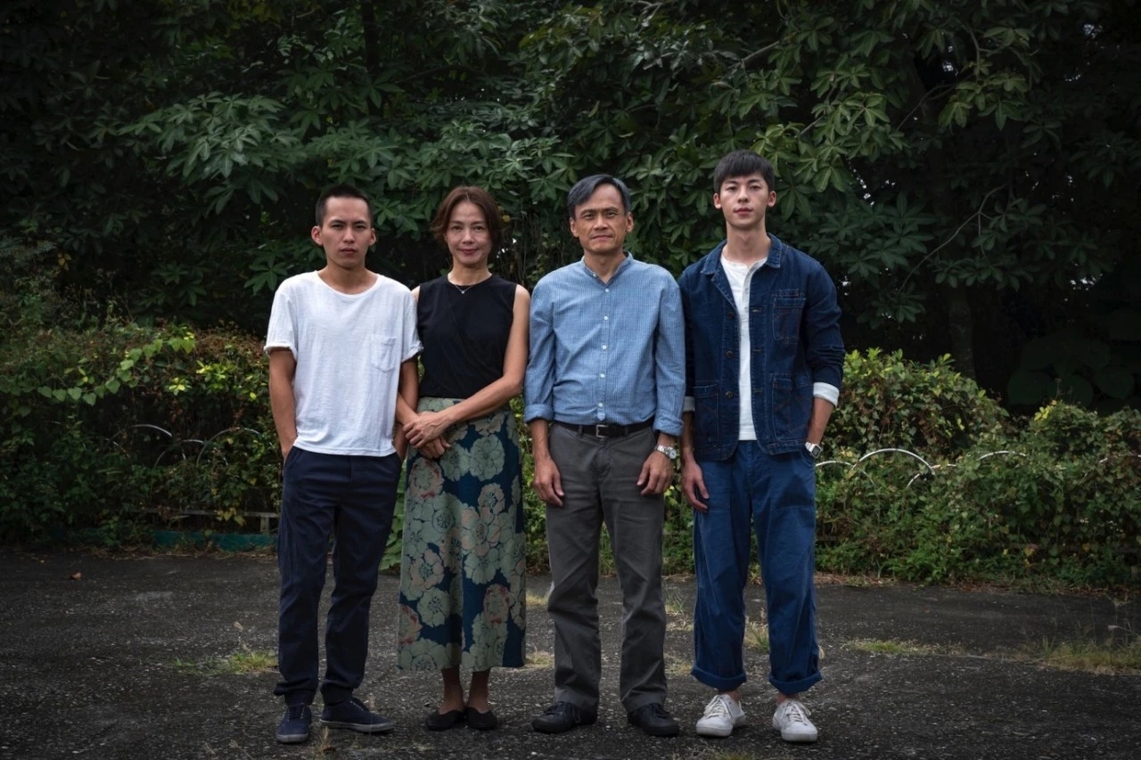 小儿子伤人入狱，大儿子跳楼自杀，这部电影里