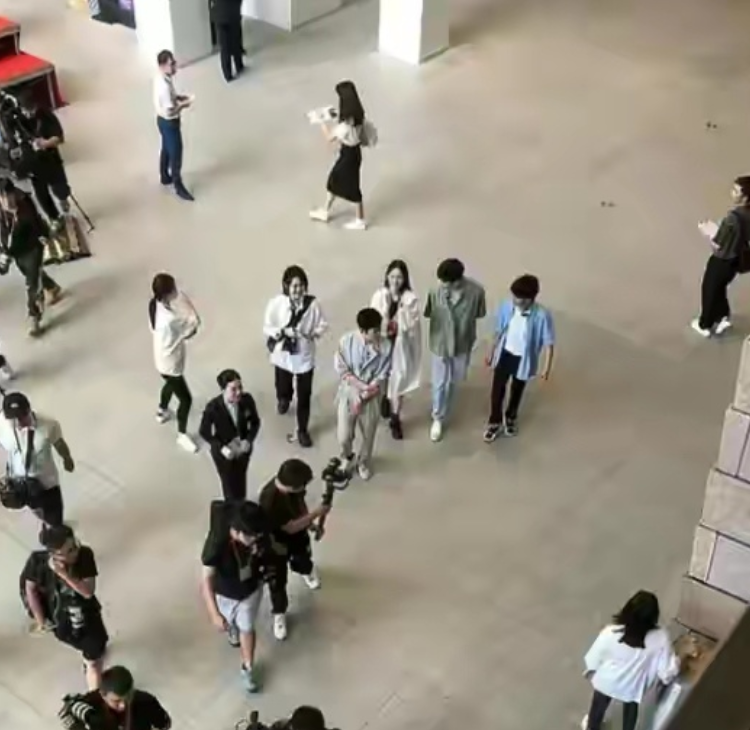 《中餐廳5》剛錄制，姚安娜就惹爭議，多看一眼龔俊都被罵慘