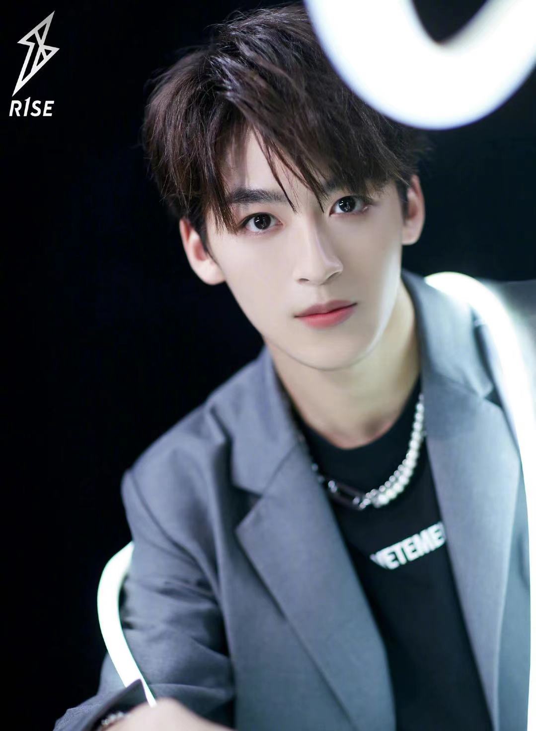 R1SE placard stands a complete turn things upside down: Edge of treasure of Xia Zhiguang Yao, zhang Yan Qi Fei rises C on the side