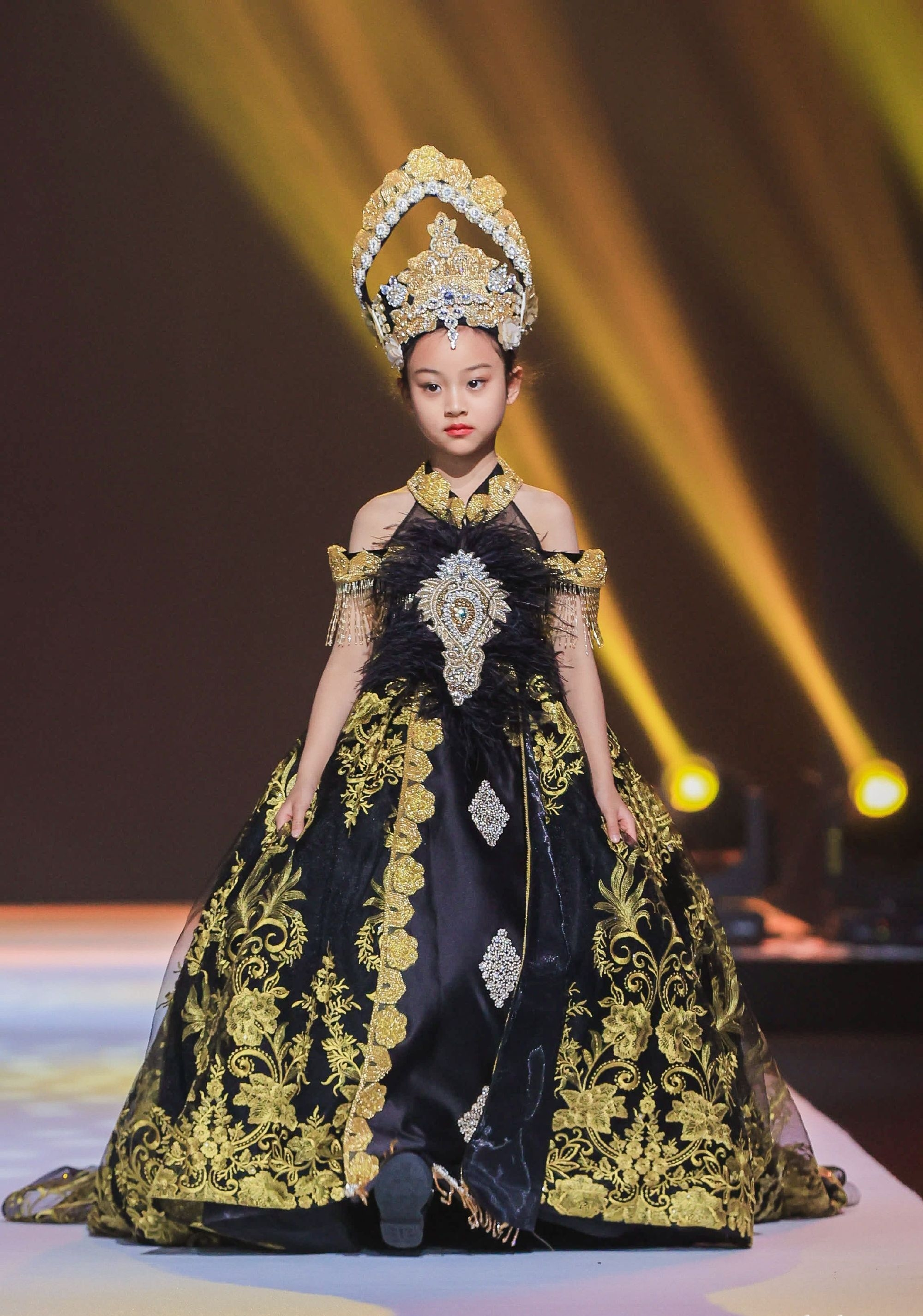 鐘麗緹13歲次女長開，與甜馨撞造型變女王，考拉“嫦娥”造型美翻
