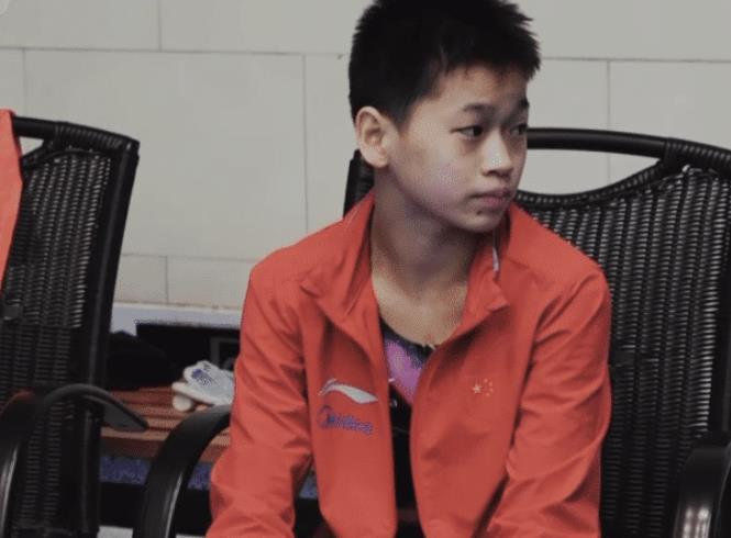 全红婵落泪！恩师奥运前为她理发后分别，郭艺：何教练当爹又当妈