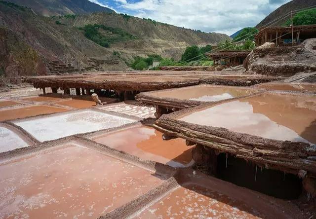 西藏千年悬崖晒盐场至今仍在使用，是全国唯一产“桃花盐”的地方