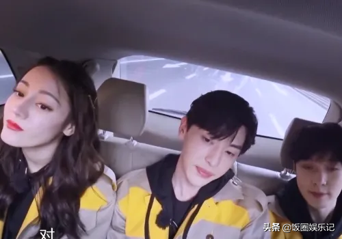 当迪丽热巴跟邓伦坐一辆车，谁注意她挨着谁？关系好坏很明显