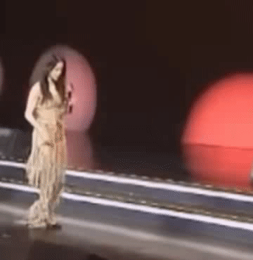 人间尤物张雨绮，怎么把10w的迪奥穿成3块8包邮的