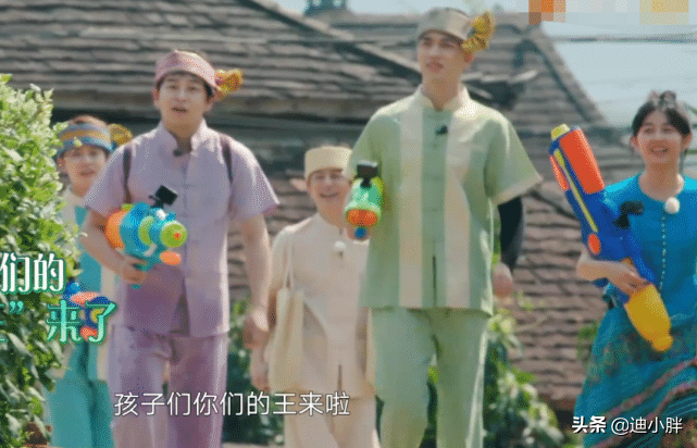 谭松韵任嘉伦加入泼水节，谁注意两人的互动方