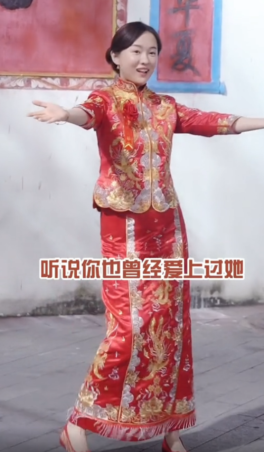 怀孕？霍思燕穿喜服跳舞小腹微隆，身形丰腴圆润，杜江闭眼夸老婆