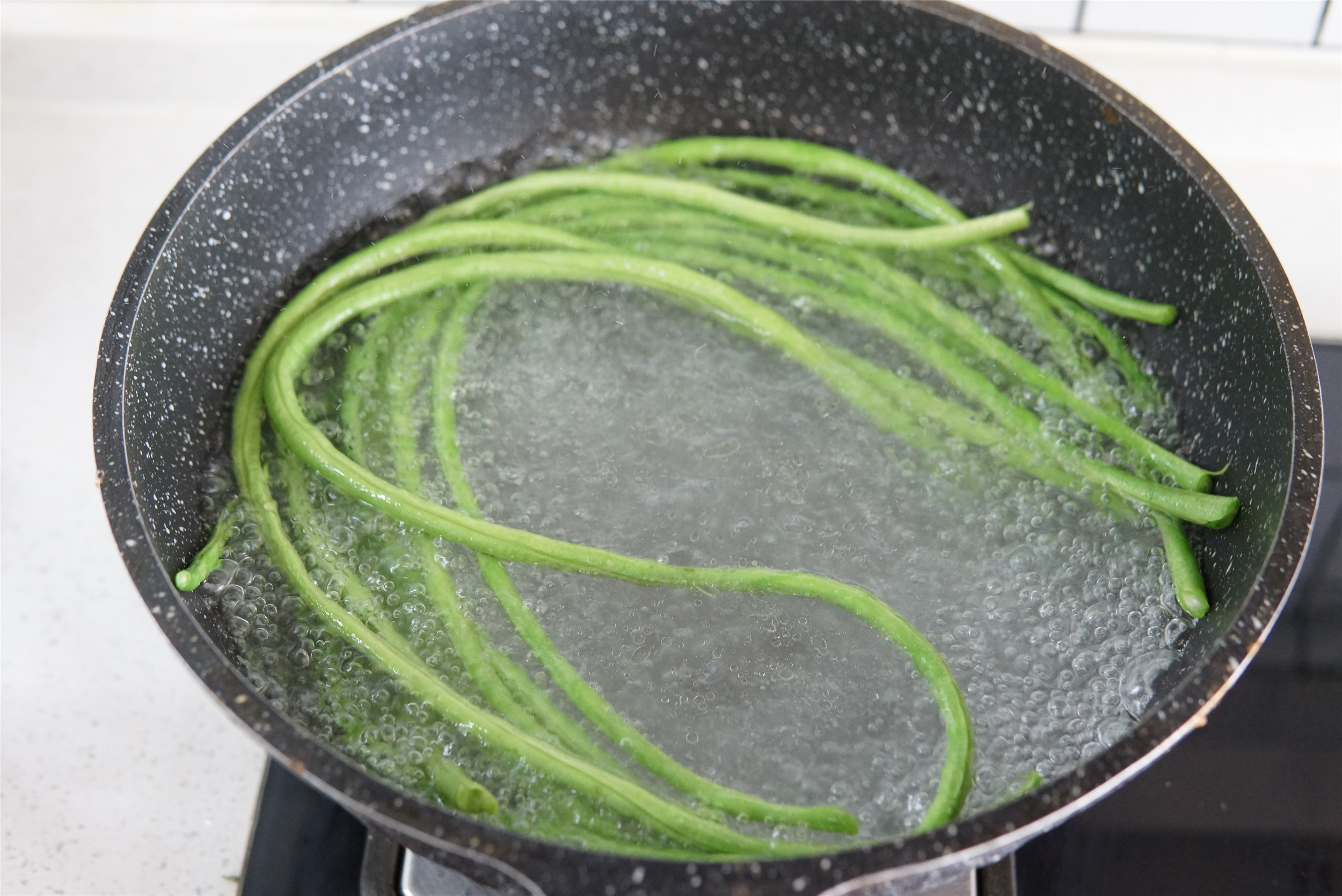 夏天，豆角和胡萝卜是绝配，蒸好蘸点料汁，一口一个，吃着真香