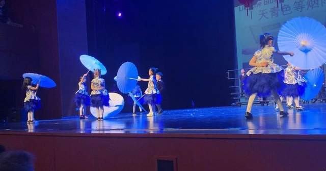 李小璐送女兒去演出彩排，曬母女合影，笑容如復制粘貼