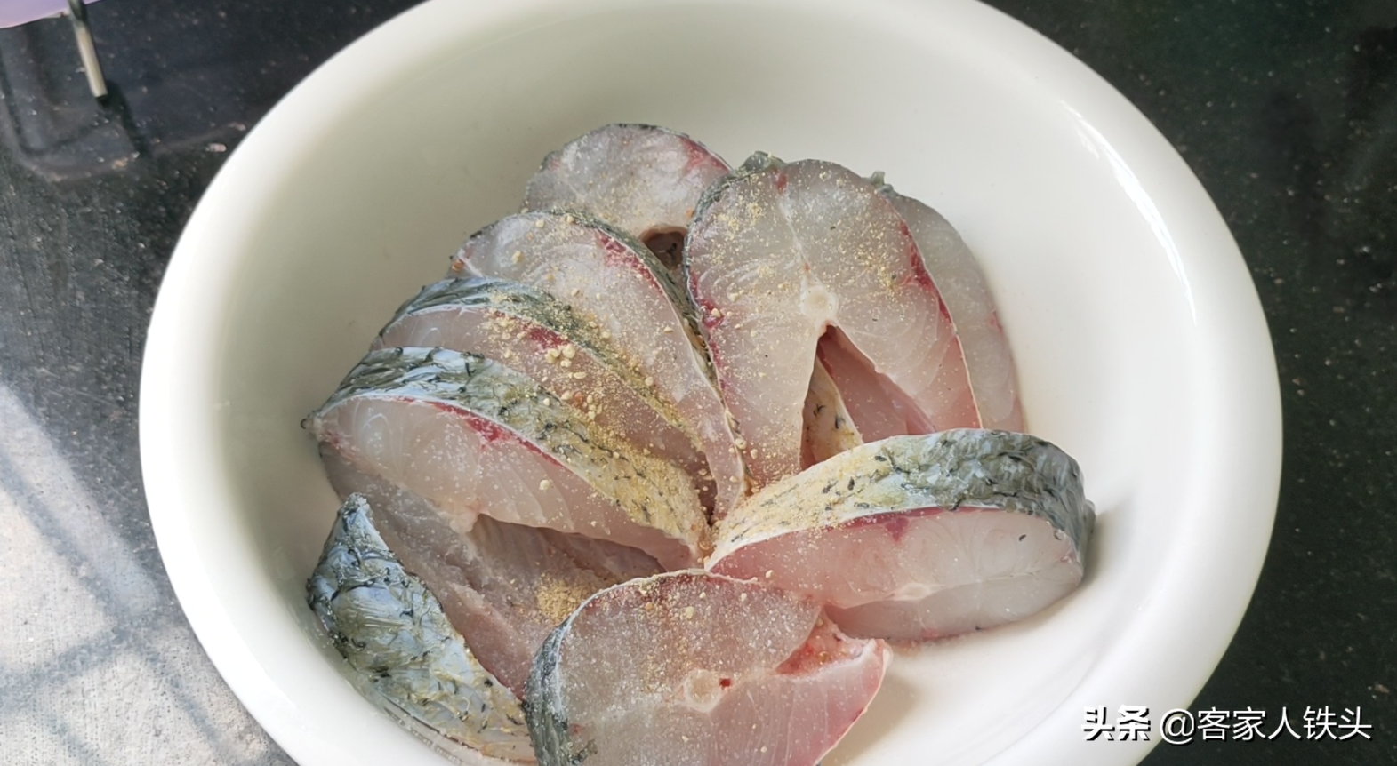 愛吃魚？ 試試客家一道草魚做法，簡單又好吃，3斤出鍋吃完想舔盤