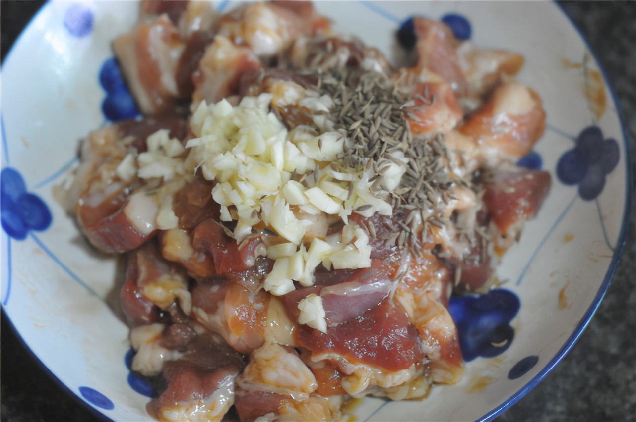 我家五花肉从不红烧，淋一勺酱油，不炒也不炖，一大盘不够吃