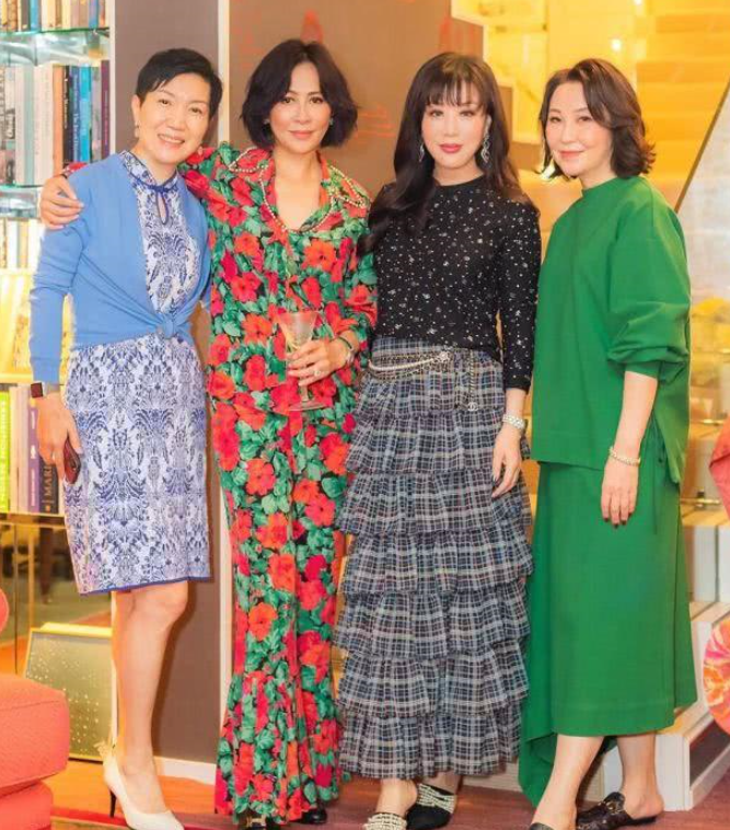 梁朝伟房产被强制拍卖亏损600万，刘嘉玲豪宅宴请贵妇，丝毫不慌