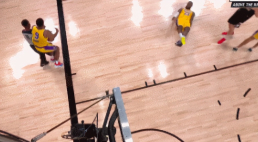 【影片】剎不住車！Rondo為救球不慎直接撞飛底線裁判，金塊後補席打趣：惡犯了啊！-黑特籃球-NBA新聞影音圖片分享社區