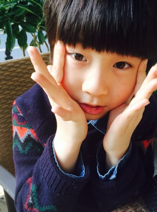 张亮5岁女儿近照，一头卷发对镜臭美，五官和哥哥天天如复制粘贴