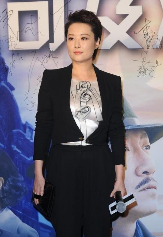 袁立胖了也很美！穿垫肩连衣裙气场八米，47岁完