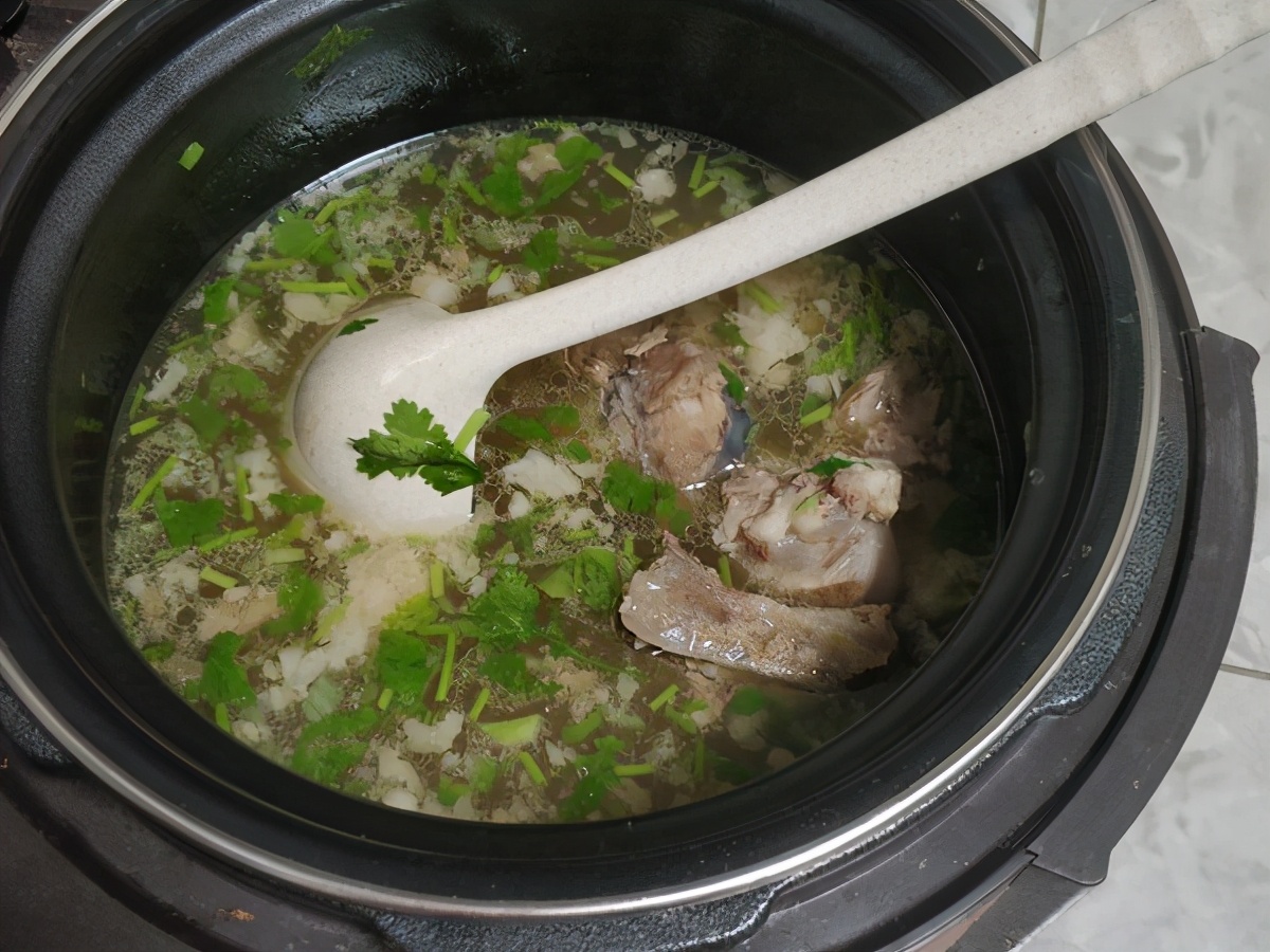 燉骨頭湯，牢記“2放3不放”，骨湯濃白鮮美，入口不油膩還沒腥味