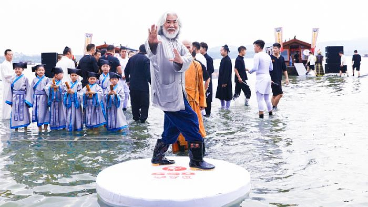 2016年，张纪中和妻子樊馨蔓离婚被分走3亿，如今