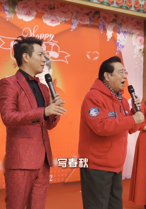 81岁李双江当证婚人，只穿卫衣显不正式，现场开唱上气不接下气