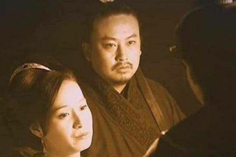 她是阳顶天之妻，也是成昆的师妹，自尽一瞬间