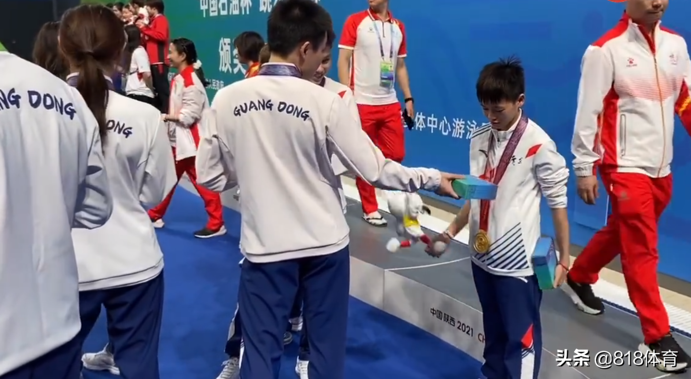 姐妹情深!全红婵闹脾气拿吉祥物抽陈艺文,师姐上演摸头杀一脸宠溺