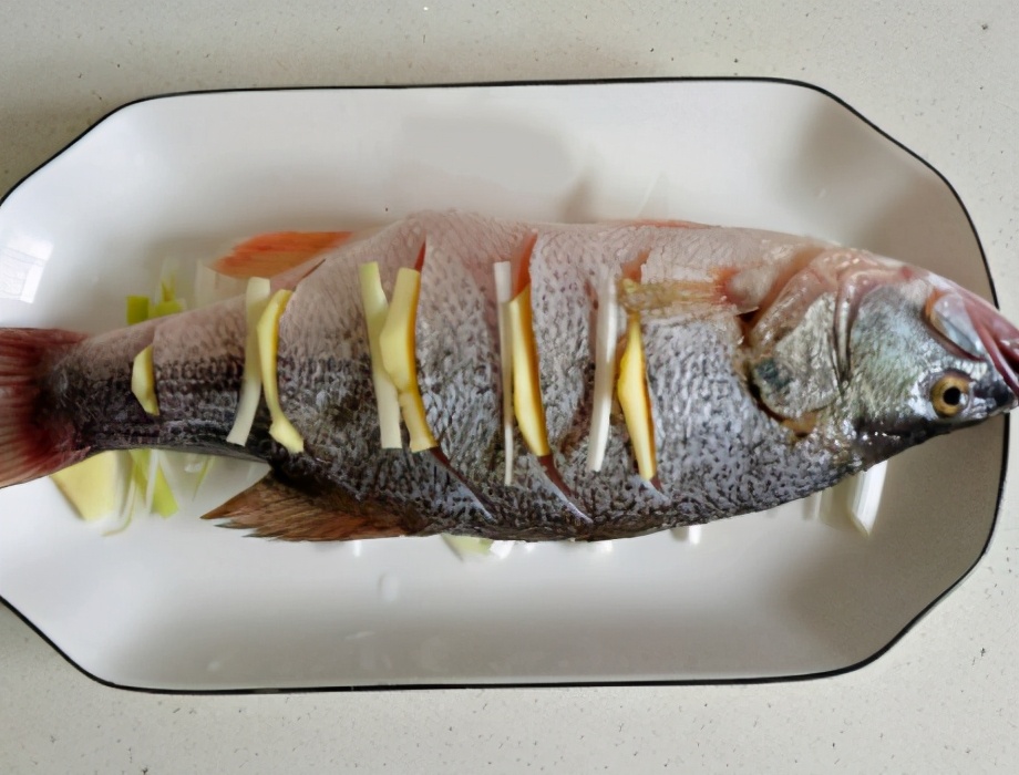 图片[4]-清蒸鲈鱼的做法 学会3个技巧鱼肉鲜嫩不腥也不柴-起舞食谱网