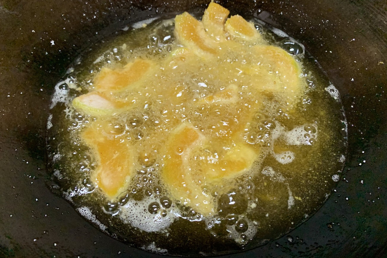 南瓜別只會煮粥喝，教你一個新吃法，軟糯鹹香，簡單營養又健康