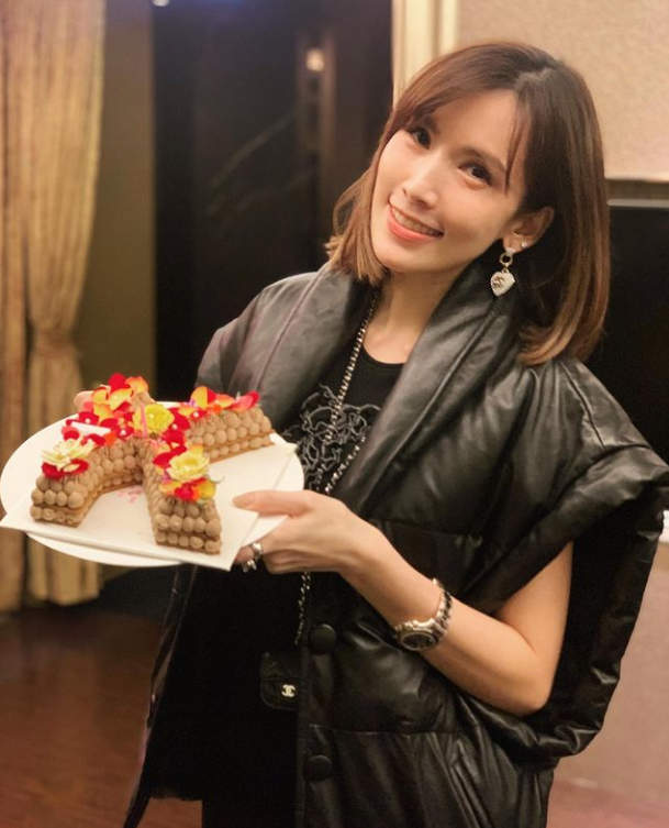 陳若儀曬全家福慶36歲生日，被老公兒子圍繞幸福得像小女生