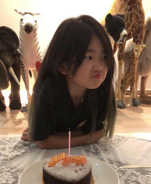 曹格女兒長大變女神！ 穿白衣短裙露小鳥腿，氣質溫柔被讚仙女下凡