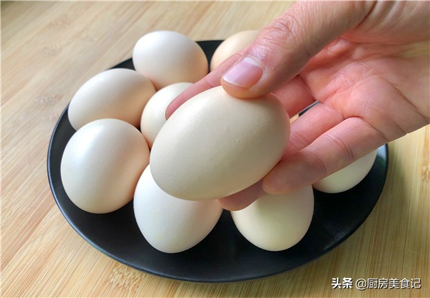 Boil the poached eggs, add 2 more steps after the water is boiled, the non-stick pan has no fishy smell, the eggs are tender and intact and do not bloom