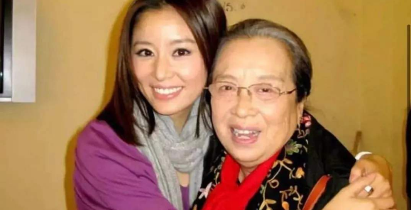 “容嬷嬷”自称年轻时很漂亮，看到照片后，网