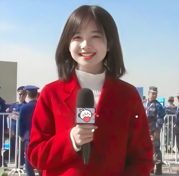 央视主持王冰冰火了，一天涨粉160万，如此软妹