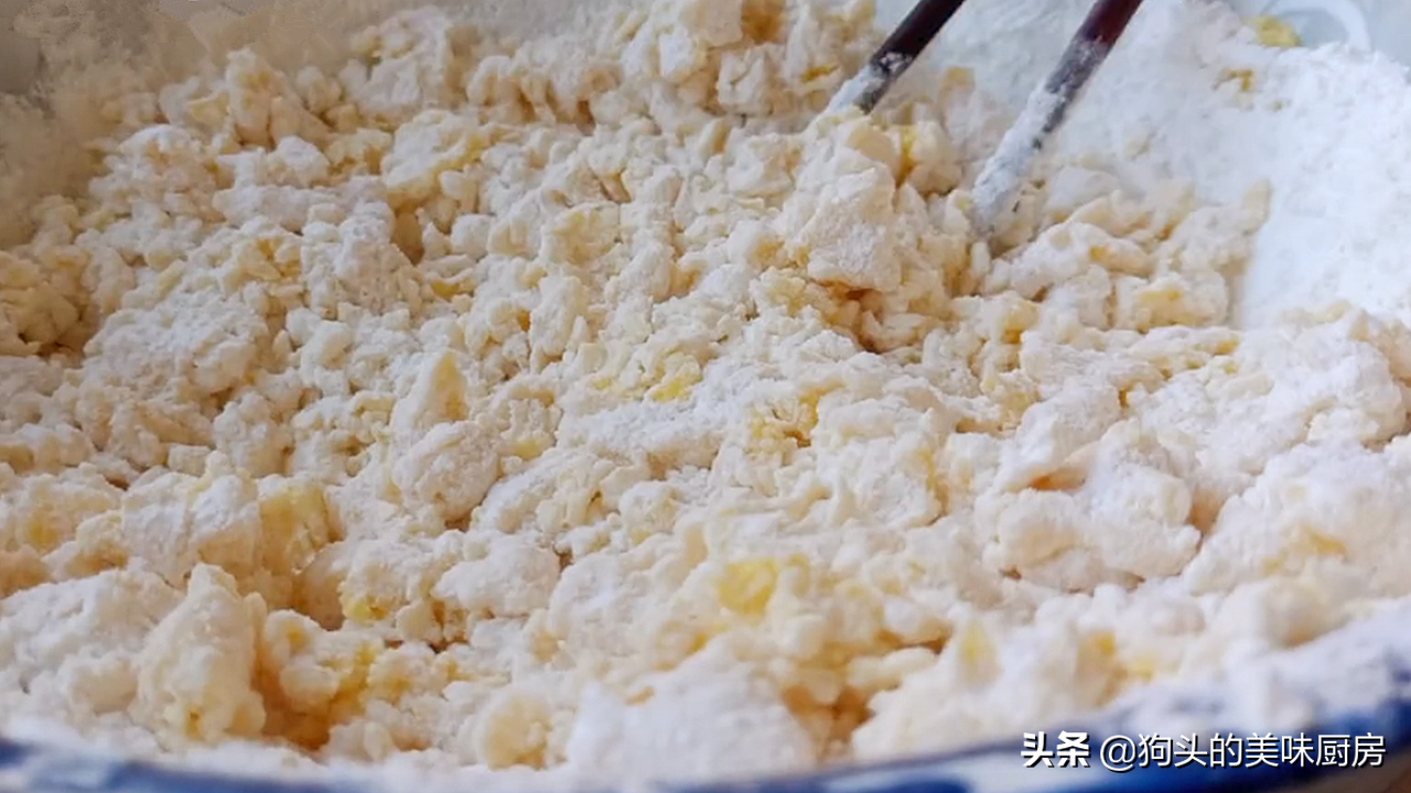 多吃粗糧好處多，用玉米麵這樣簡單一做，無油無糖，吃著更健康
