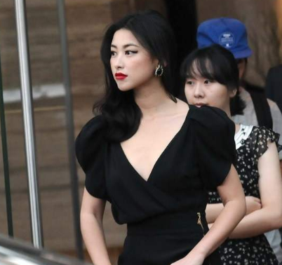 出生军人世家父亲是富商，35岁的朱珠为何能连续入选全球最美面孔