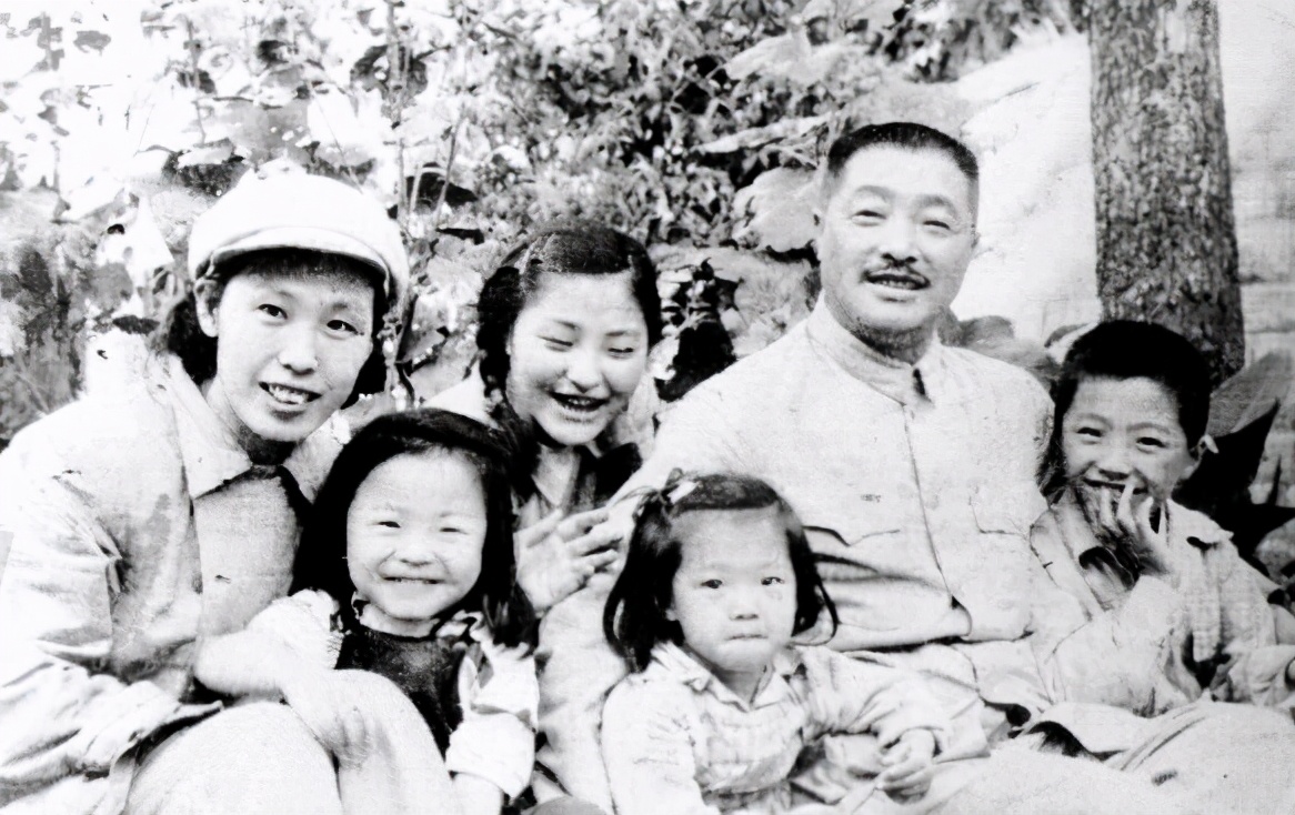 贺龙夫人薛明：26岁嫁46岁贺龙，53岁痛失所爱，