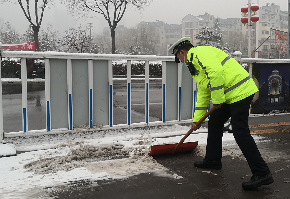 邯郸涉县：风雪严寒路难行 交巡警全力保畅通