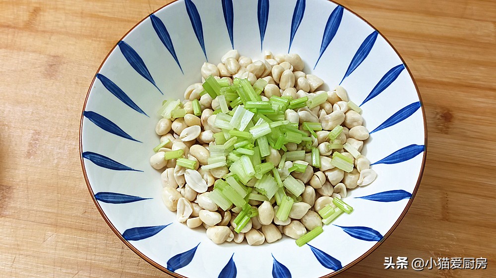 教你生拌花生米的做法，比水煮簡單，比油炸香，用來下飯下酒不錯