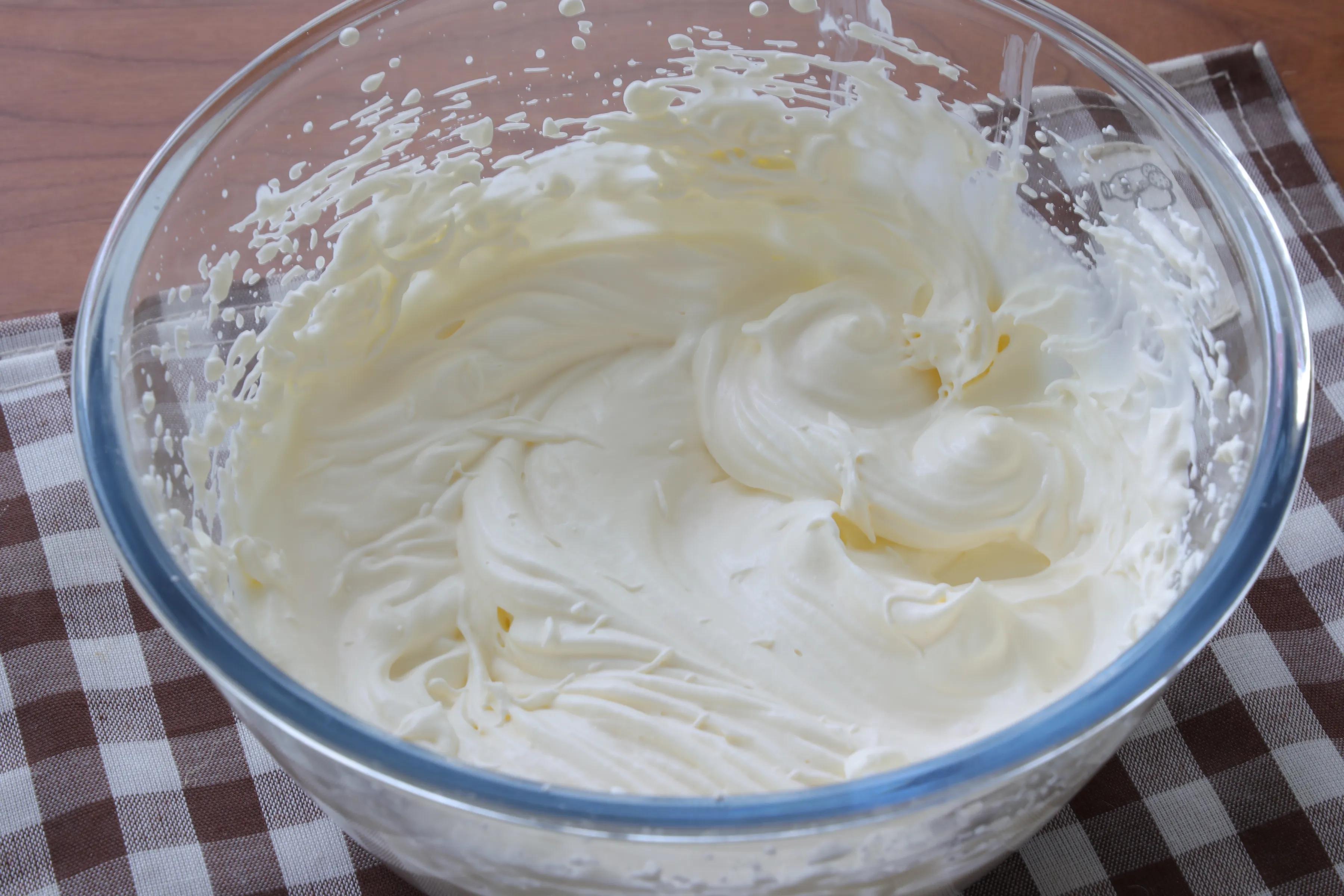 戚風紙杯蛋糕，不開裂不回縮，擠上入口即化的奶油，顏值高又好吃