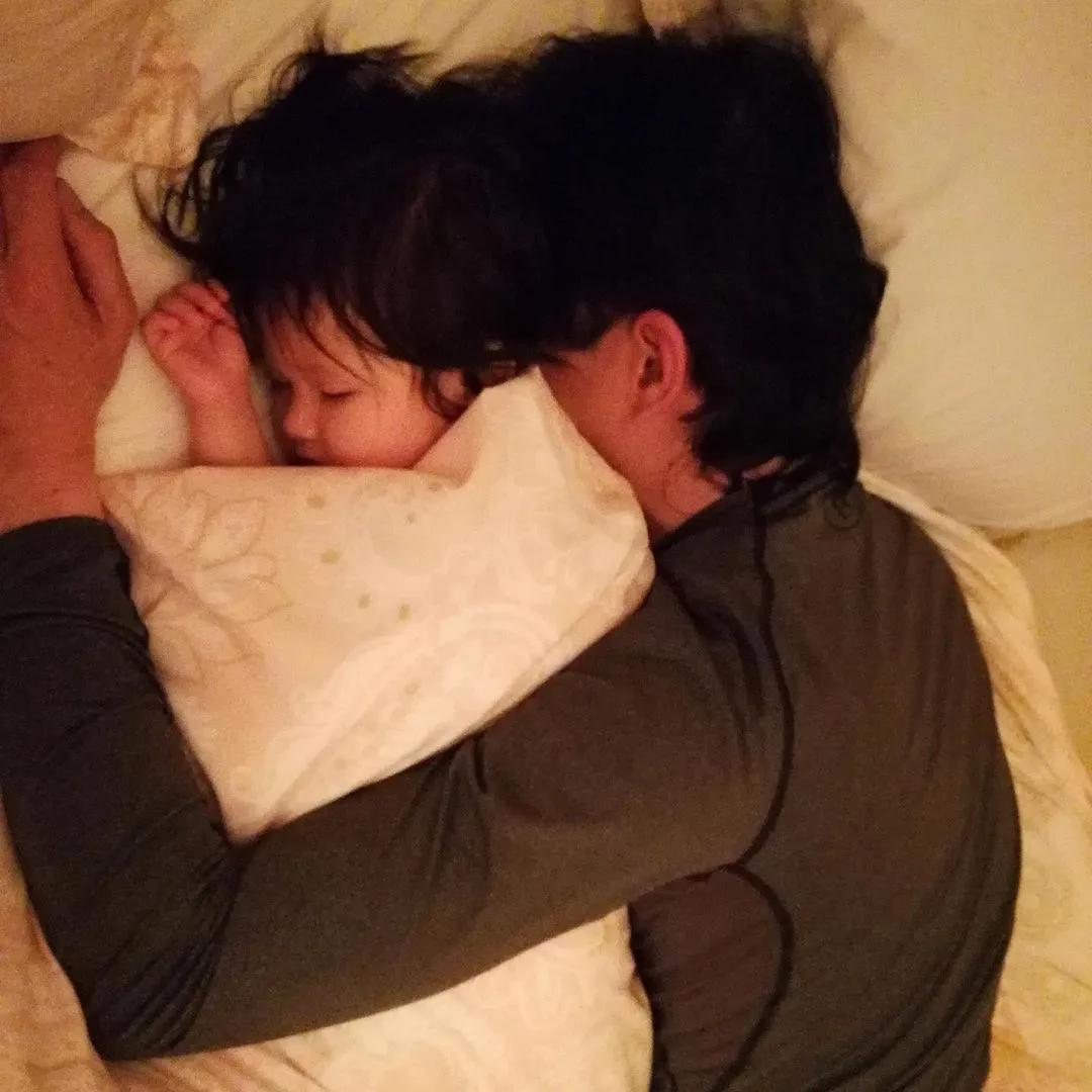 钟嘉欣一双子女陪爸爸过父亲节，画面温馨有爱，4岁女儿愈发漂亮