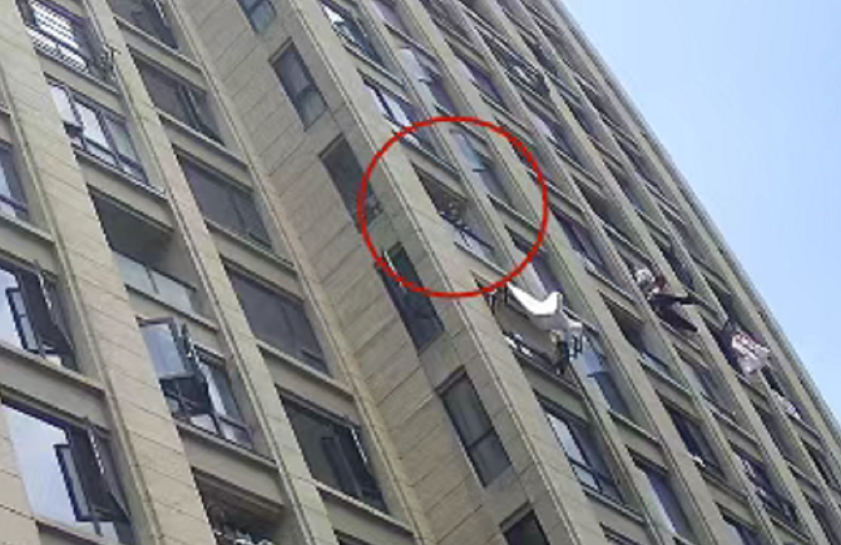 杭州一住户晒的棉被突然起火由楼上扔的烟头引起涉案人员被行拘10日