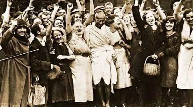 圣雄甘地火化现场：十多名女子跳入火海殉葬，