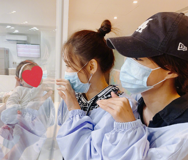 安以軒首曬女兒正面照，“娃寶”眼睛超大，果然長得比媽媽漂亮