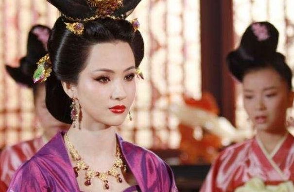 南朝最美艳的少妇，一双美足引得皇帝甘愿为奴，死后尸体竟被猥亵