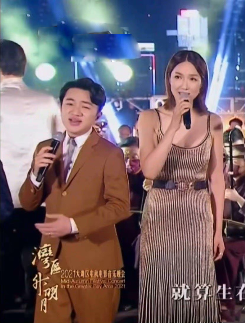 李亚男带大女儿坐旋转木马，互动温馨有爱，和王祖蓝同台合唱超甜