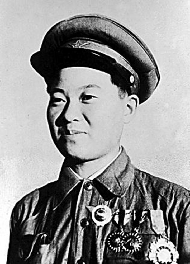 郭俊卿：14岁剃光头参军，5年不脱衣睡觉，身份曝光被毛主席接见