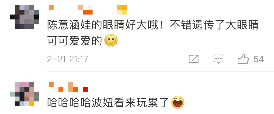 贾静雯晒好友团合照，咘咘戴眼镜仍难掩漂亮，小女儿却似不开心？