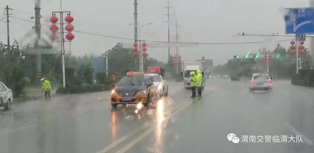 临渭交警：我为群众办实事 雨中“荧光绿” 守护群众安全行