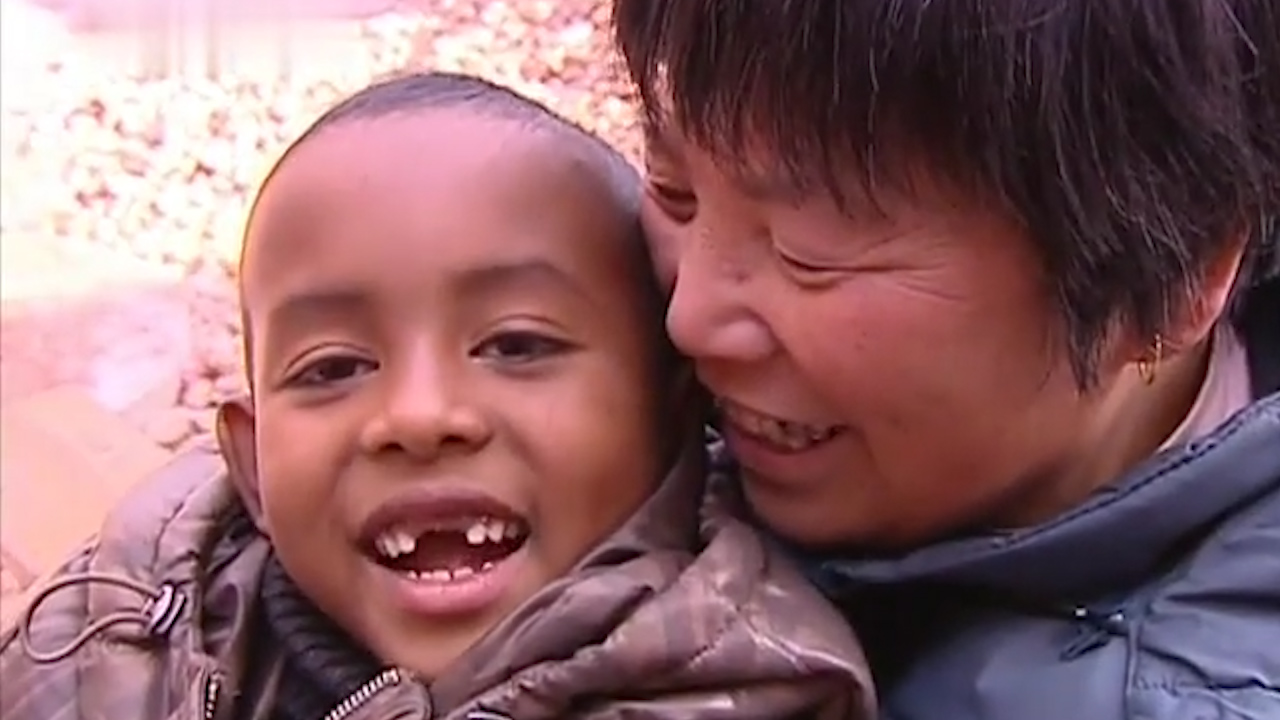 一个非洲黑人小孩，出现在中国一处偏远山村里，好心奶奶收养了他