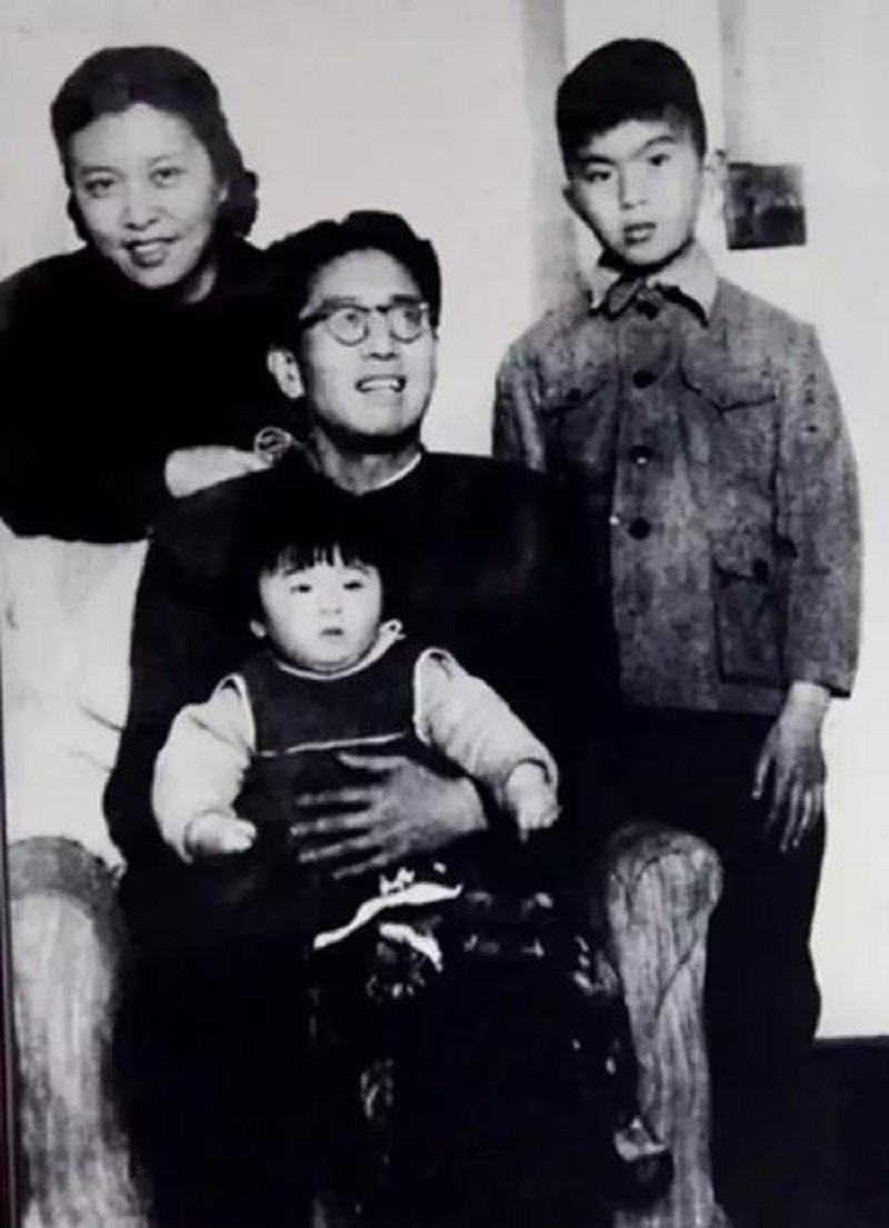 毛泽东：一文能顶两个坦克师，联合国大会上仰天大笑，乔冠华有多强？