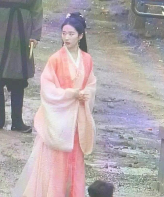 Liu Yifei old dawn pulls hand road to be exposed to the sun fully, sweet degree surpass Yang Mi Xu Kai, 