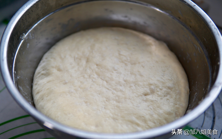 原来炸油条很简单，想吃就做，个个空心蓬松，金黄酥脆，教您方法