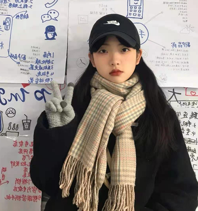 52岁周涛素颜走机场，身穿毛绒大衣不臃肿，配卡